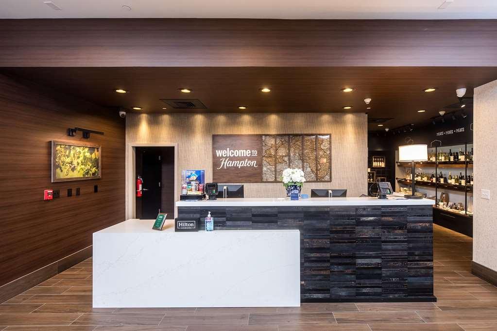 Hampton Inn & Suites Dobson Interior photo